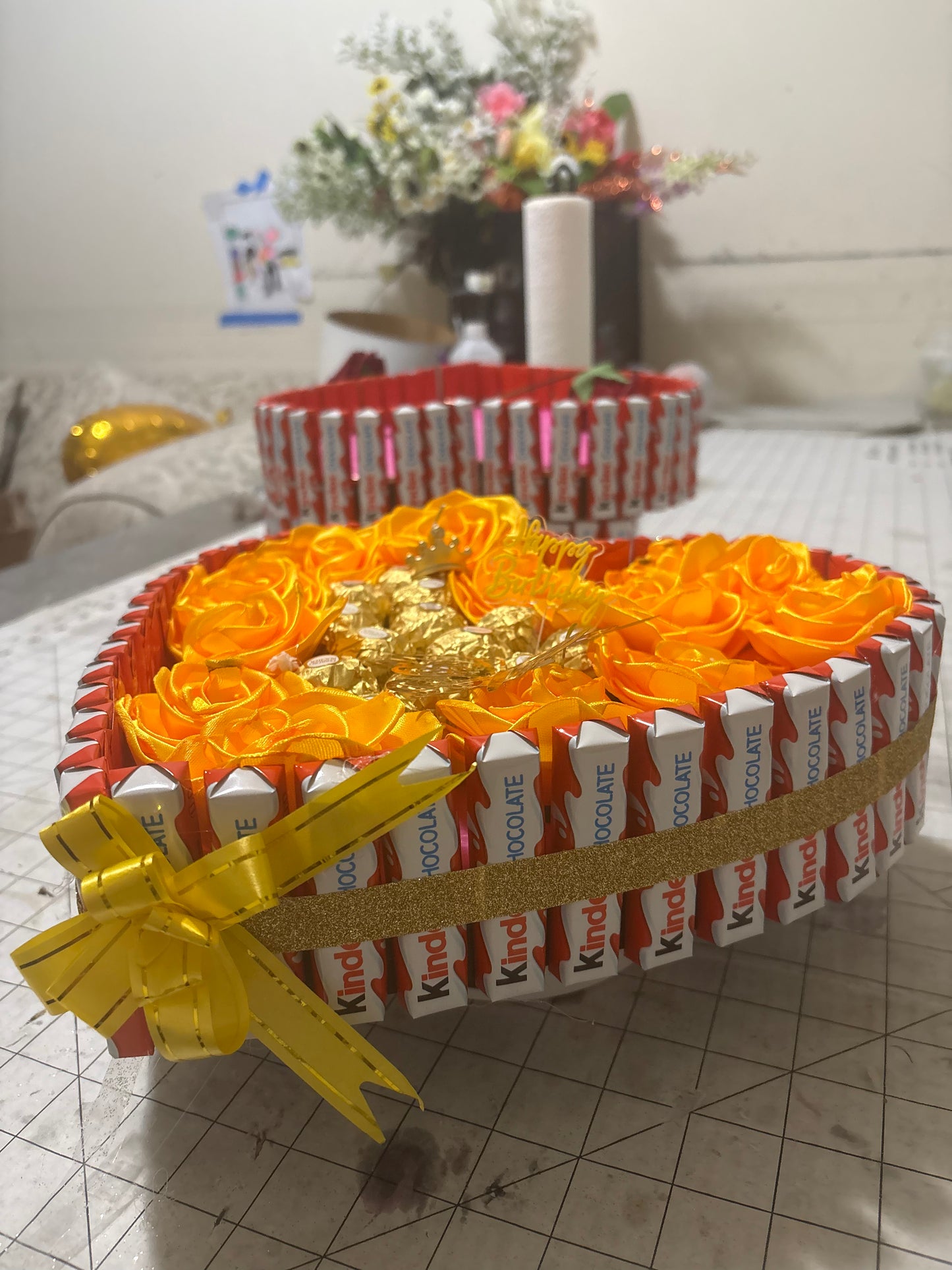 Arreglo de chocolates con rosas eternas amarilla echas a mano