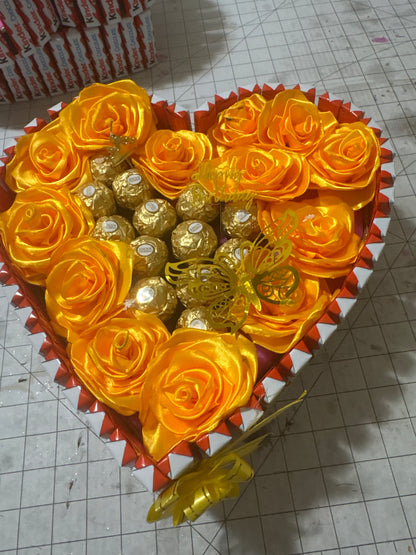 Arreglo de chocolates con rosas eternas amarilla echas a mano