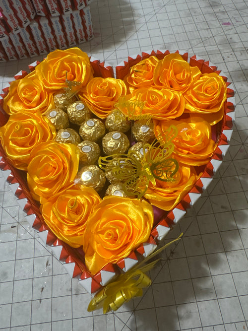 Arreglo de chocolates con rosas eternas amarilla echas a mano