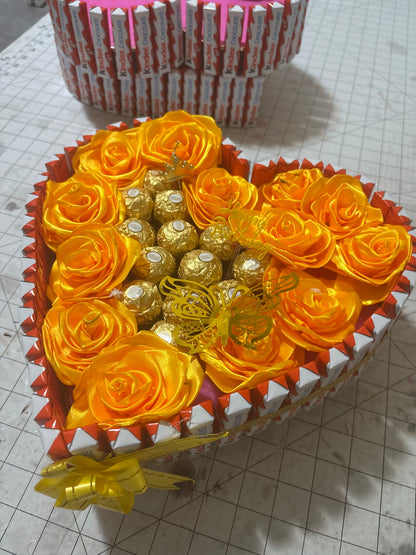 Arreglo de chocolates con rosas eternas amarilla echas a mano